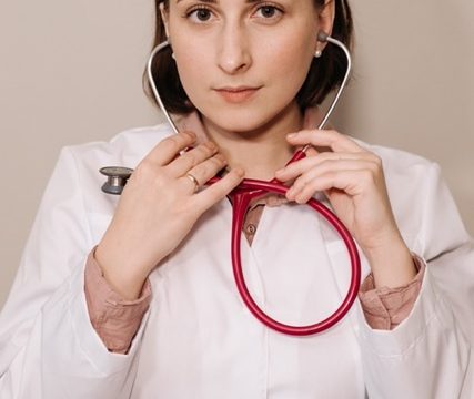 Dra.-Katya-de-tamano-mediano